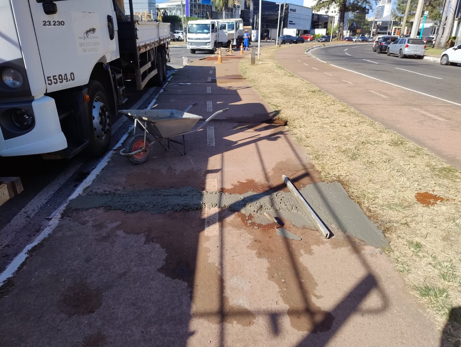 Piso da pista de caminhada está em fase de recuperação por equipes da Seinfra